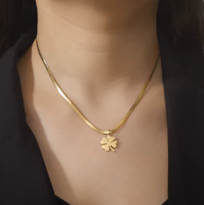 Auvella Golden Clover Necklace